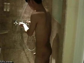 年轻的亚洲男人有大阴茎自慰和淋浴 japan muscle porn gay