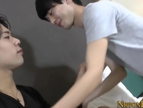 一个日本人的twink经历了强烈的rimjob，然后才被大力穿透。 hot gay shower porn