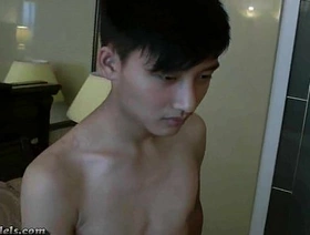 年轻的亚洲男人在小组手淫后清理 malaysia gay sex porn