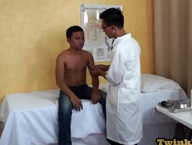 年轻的亚洲男人接受肛门检查，并由医生指责 sg gay spy porn