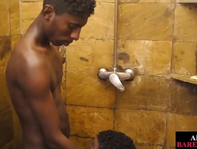 年轻的非洲男子在淋浴之前进行口交，然后再进行不受保护的性交 porn gay hot